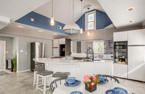 Mount Victoria House | Walk to MIR: Wooded Group Escape w/Deck + Bar!