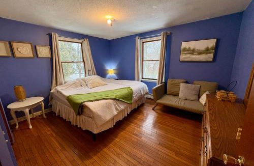 Saunderstown House | Walk to neighborhood lake