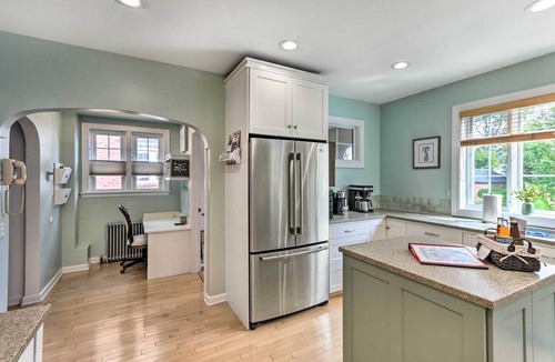 East Shore Cottage | Walkable New Haven Retreat w/Ocean Views!