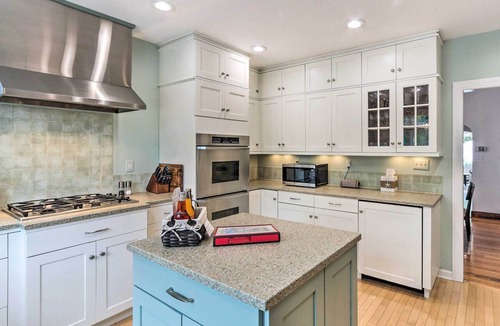 East Shore Cottage | Walkable New Haven Retreat w/Ocean Views!