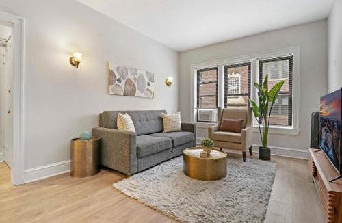 Rogers Park Apartment | Warm & Lovely 2BR Apt close to Dining & Shops - Touhy 1S