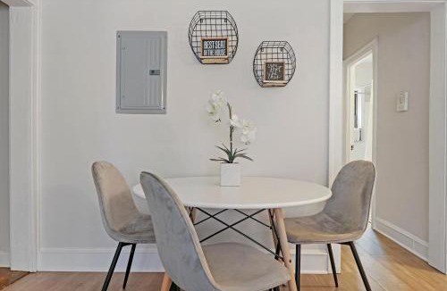Rogers Park Apartment | Warm & Lovely 2BR Apt close to Dining & Shops - Touhy 1S