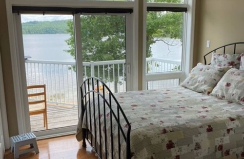 Deep River House | Water and Beach Front Property 4 season on Ottawa River with Private Boat Launch