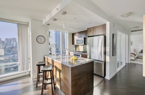 Yaletown Apartment | Water views 3 bedroom suite