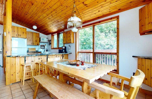 Northern Bruce Peninsula Ski Chalet | Waterfront Bliss at The Lookout: Serene and Spacious