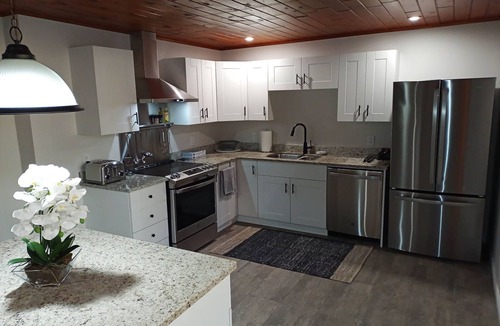 Norland House | Waterfront Cottage w/king bed, hot tub, theatre, gym & more