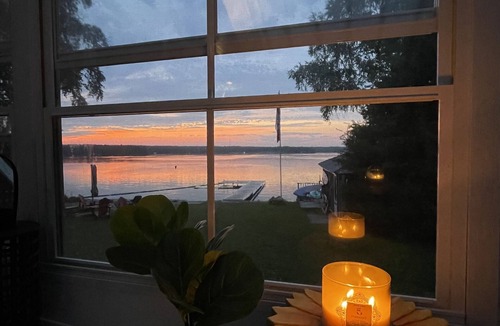 Selwyn Cottage | Waterfront Cottage | Private Dock, Canoes & SUPs