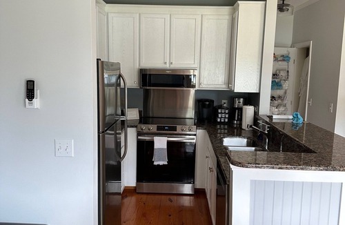 Unionville House | Waterfront Cottage, Private Hot Tub, Fire Pit, Pool - perfect Romantic Getaway