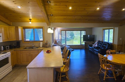 North Algona Wilberforce House | Waterfront House, Privacy, Outside Hot Tub&Barrel Sauna, WiFi, Fishing, Kayaking