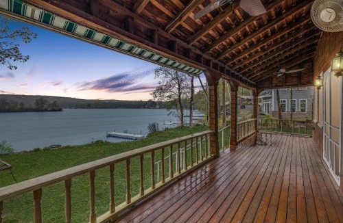 Lake Pocotopaug House | Waterfront Lake House