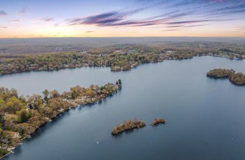 Lake Pocotopaug House | Waterfront Lake House