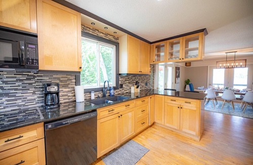 Dysart et al Cottage | Waterfront Sunset* Swimming* Hot Tub* Sauna* Canoe