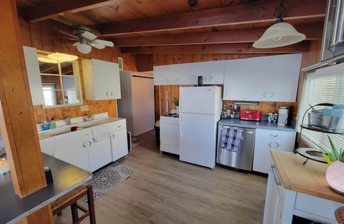 Pierceton House | Waters Edge Cottage on Big Barbee Lake!