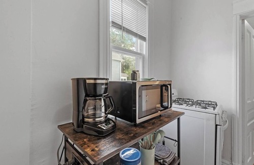 Thomas - Dale Apartment | Waves of Serenity | Fast Wi-Fi | Central Location