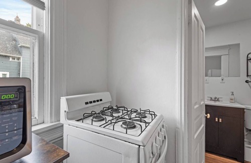 Thomas - Dale Apartment | Waves of Serenity | Fast Wi-Fi | Central Location