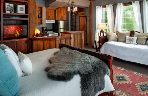 Franklin Apartment | Whimsical Gatehouse at Dark Horse Estate