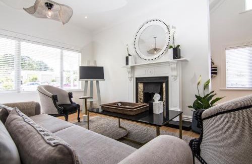 Matakana Villa | White Cottage