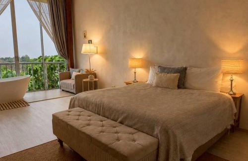 Kamphaeng Phet Hotel | White Wall Riverfront Hotel