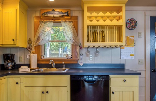Rangeley House | Windy Cross | Private Waterfront, Dock, Hot Tub & Ping Pong