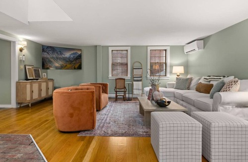 North Andover House | Winery Farmhouse w/Private Hot Tub & Wine Tasting