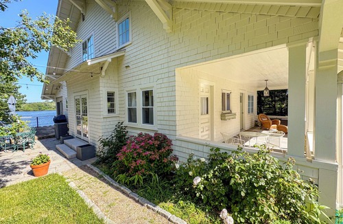 Prides Crossing Cottage | WINTER 2025 PROMO -Lakefront 2 Bed/3 bath + Extra Bed off of living room
