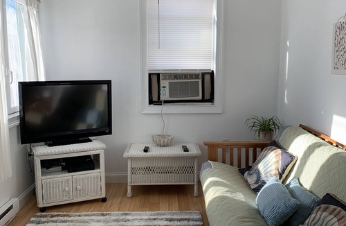 Breakwater Village Cottage | WINTER DISCOUNT/Gorgeous, quaint cottage one block from private beach!