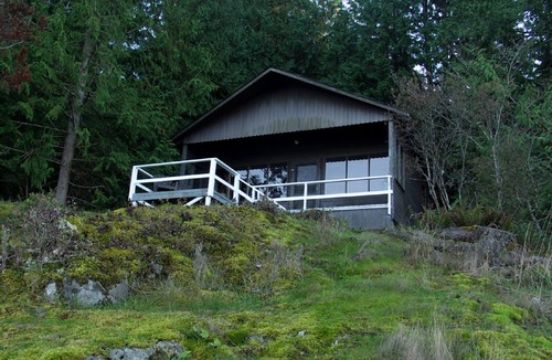 Bowen Island Cabin | WOOD STOVE~Waterfront~Peacefully Secluded in Nature~PRIVATE SWIMMING ACCESS