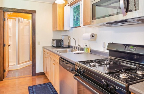 Mount Desert Cottage | Woodland Home near Long Pond w/Spacious Living Area, Full Kitchen & Deck