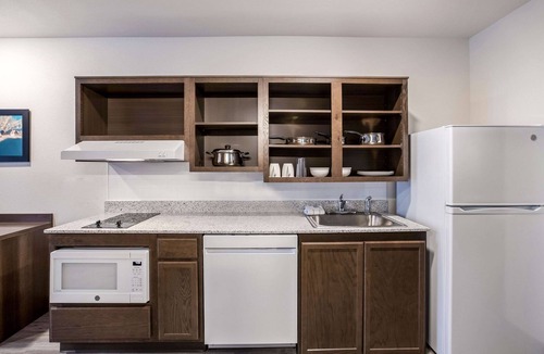 Madison Heights Hotel | WoodSpring Suites Detroit Madison Heights