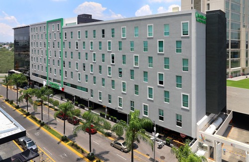 Financial District Hotel | Wyndham Garden Guadalajara Acueducto