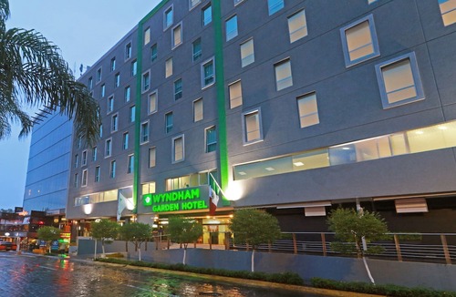 Financial District Hotel | Wyndham Garden Guadalajara Acueducto