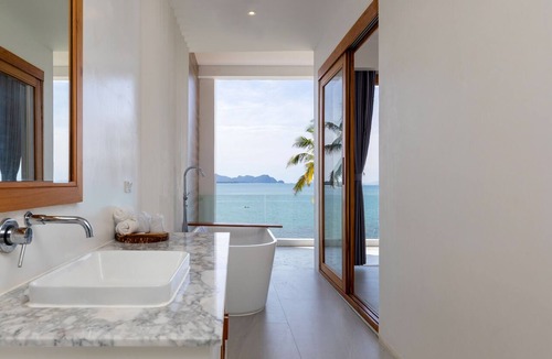 Khanom Hotel | X-sea khanom Harbor Bay Resort