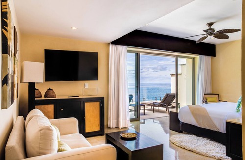 Amapas Resort | Xmas 12/19-26 OCEANFRONT 3-bedroom PH w/wifi in 5 Star Resort in PV