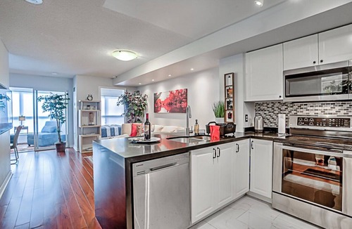 Newtonbrook Apartment | Yonge and Finch/Free Parking and Wifi