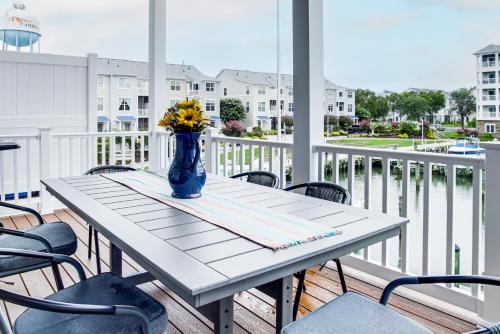 < 1 Mi to Dtwn: Waterfront Townhome in Cambridge!