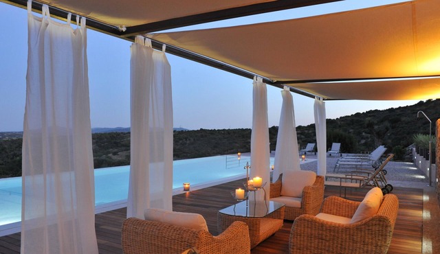 1 million sqm private property! 3 houses with 800 sqm, Ideal for parties!