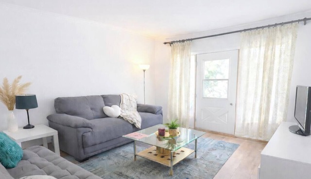 1-minute walk from Metro|Long-Stays |Bright 2-Bedroom with Balcony