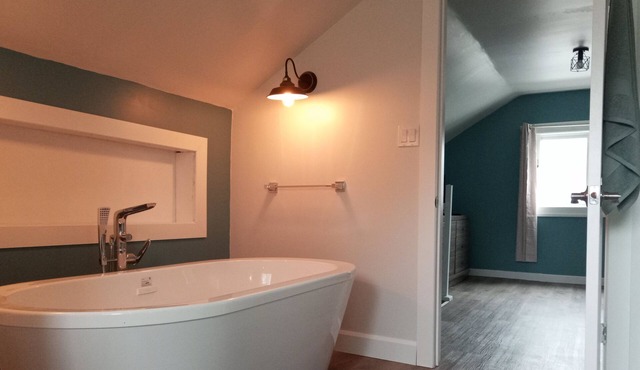 1 Queen & Private Bath w/Soaker Tub