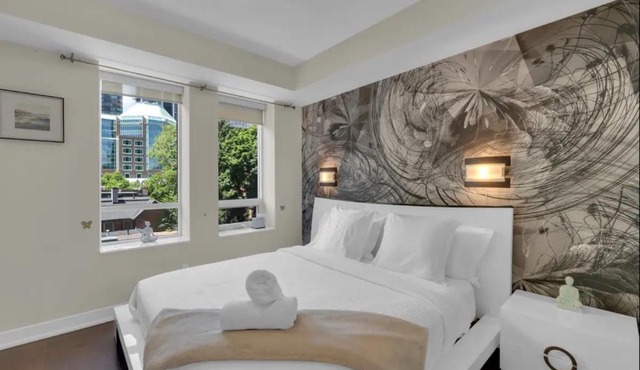 1560 sqft Elegant Condo at Downtown Hi-End Shopping & Dining Area - CN Tower View, Bidet, LockBox