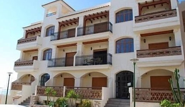2 Bedroom Air-conditioned Apartment With Roof-top Pool And Sea Views