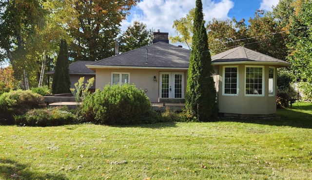 2-bedroom bungalow back to th golf course in welcoming Innisfil