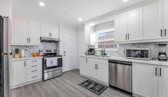 2 Units in 1! 5 Bedrooms /3 Bathrooms! PS4 & BBQ!