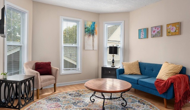 2BR Apartment with Private Office Near Downtown - Dahlia