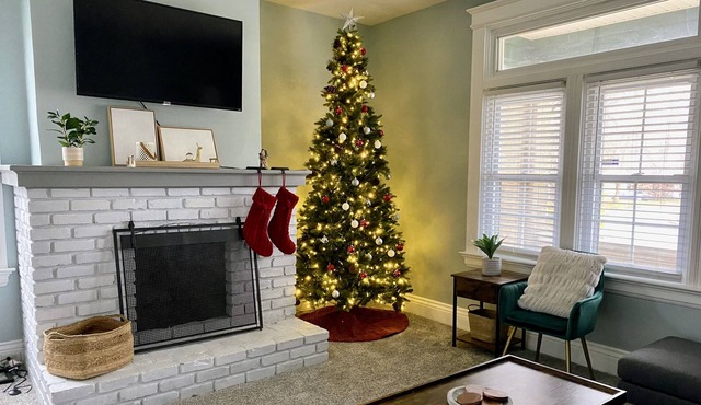 3 Story House, Close to Perfect North, Pet-Friendly!