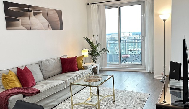 35% OFF! Winter Comfort Oasis &Subway &Parking, Pool,Buzzing Restaurant District