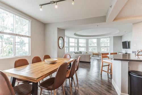 3BR 2BTH Santa Monica Apartment - Pool, Balcony, Near LAX