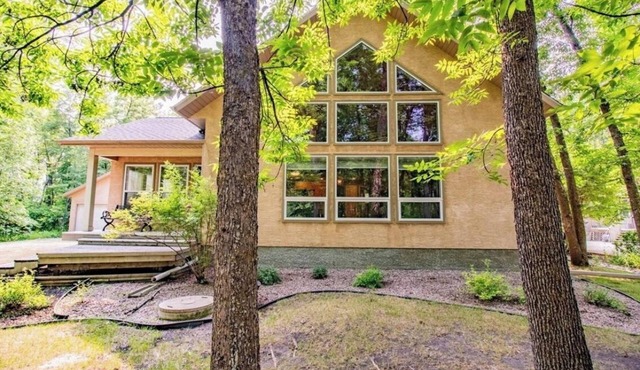 4 Bedroom Steps From the Lake