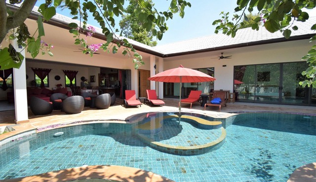 4 Bedroom Villa with Private Pool in Walled Garden