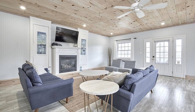 4BR Honey Harbour Cottage w Hot Tub & Kayaks