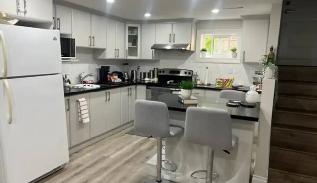 5 Km to Toronto Pearson Airport , Sleeps 4-6